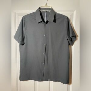 Vuori Short Sleeve Button Down size Medium